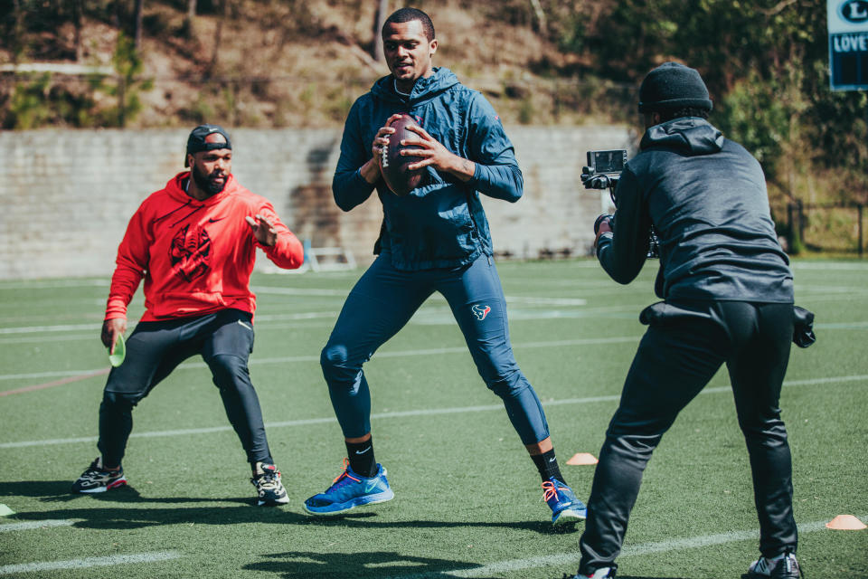 NFL quarterback tutor Quincy Avery works out Houston Texans QB Deshaun Watson. (Photo by Christopher House/courtesy Quincy Avery)