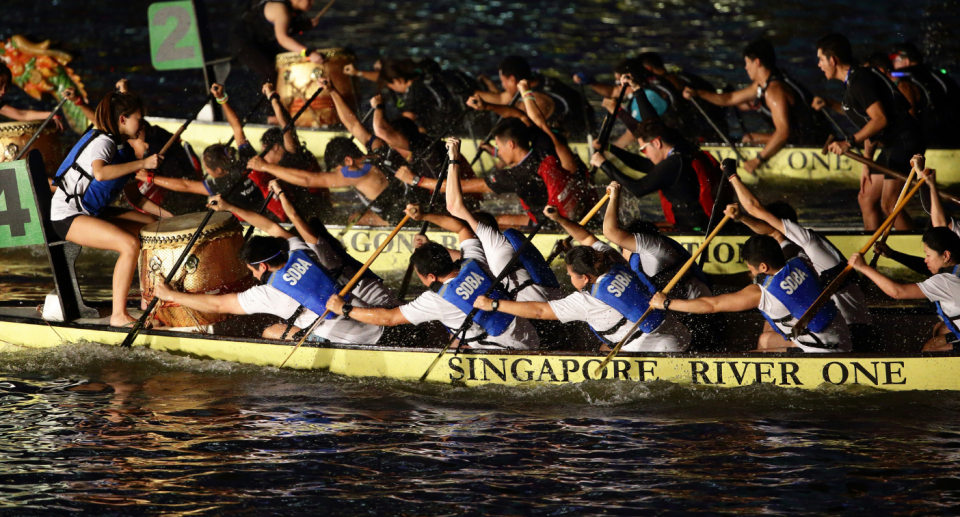 Competitors take part in the dragon boat night race during the Singapore River Festival 2017 at Boat Quay Waterfront on November 3, 2017 in Singapore. (Photo by Suhaimi Abdullah/Getty Images for Singapore River One)