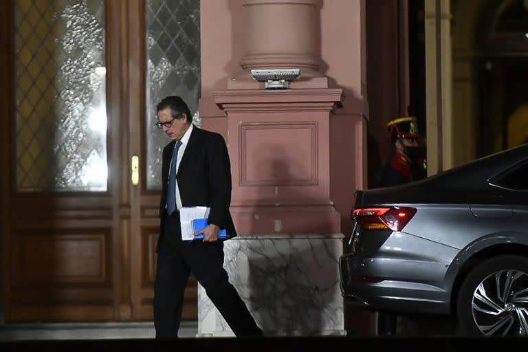 Miguel Pesce saliendo de Casa Rosada