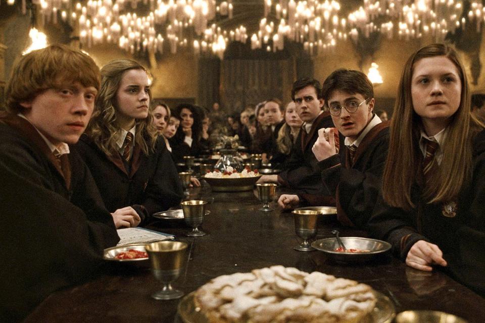 HARRY POTTER AND THE HALF-BLOOD PRINCE, Rupert Grint (left), Emma Watson (second from left), Matthew Lewis (third from right), Daniel Radcliffe (second from right), Bonnie Wright (right), 2009. ©Warner Bros./courtesy Everett Collection