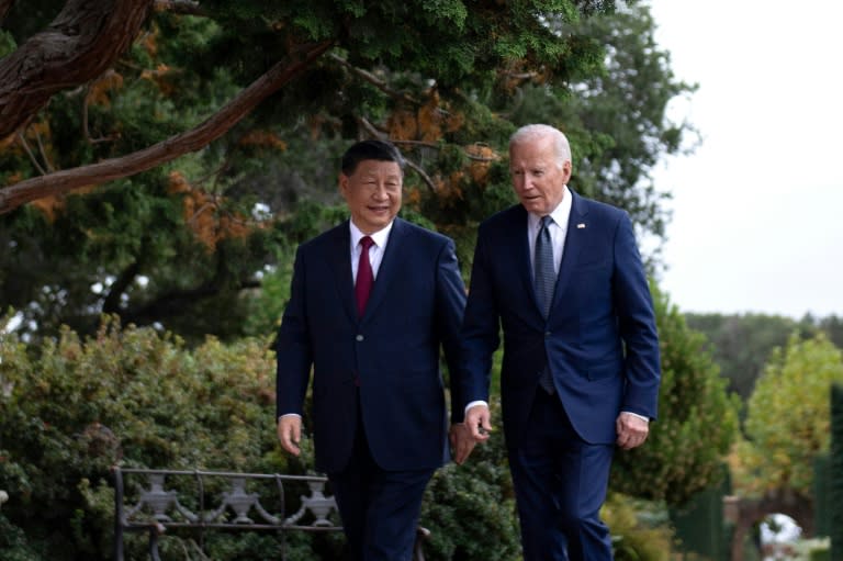 Le président américain Joe Biden et son homologue chinois Xi Jinping après une réunion dans le cadre de la semaine des dirigeants de la Coopération économique Asie-Pacifique (APEC), le 15 novembre 2023 à Woodside, en Californie (Brendan Smialowski)