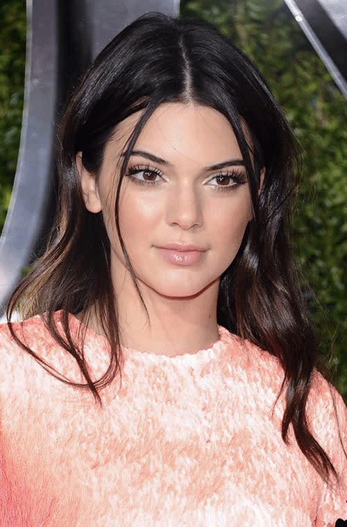 The model and reality star at the 2015 Tony Awards wore a coral furry mini dress, and sensibly kept her beauty look minimal with centre-parted waves with loose tendrils, glowy makeup with a metallic smoky eye and long needle-like lashes.