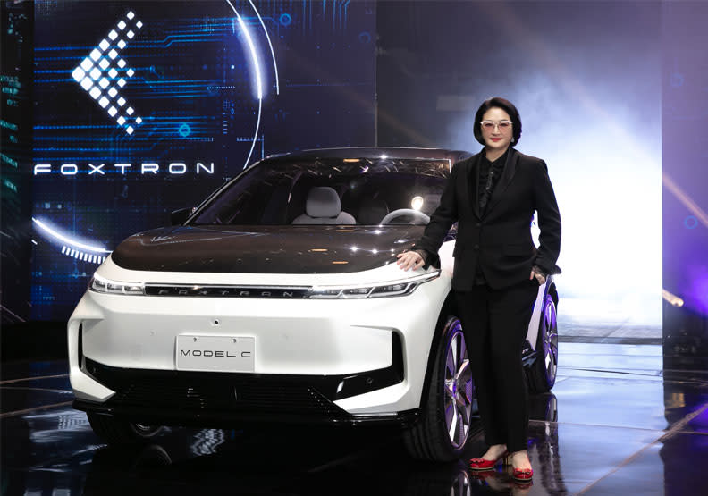 裕隆集團嚴陳莉蓮執行長與Ｍodel C車款，以電動車開放平台打造的首款車型，定位上為純電本質最適化SUV。鴻海提供