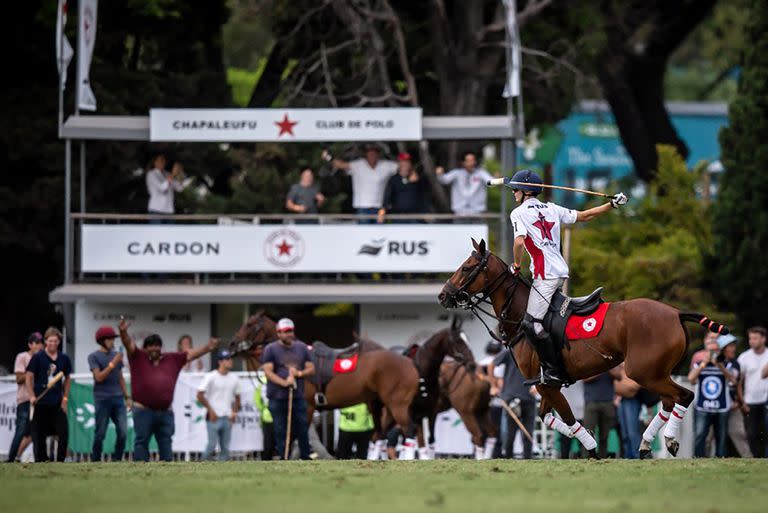 Rufino Bensadón celebra lo que pocos creían factible: Chapaleufú le ganó a La Natividad, el equipo sensación de esta Triple Corona, con un gol de oro en el Campeonato Argentino Abierto.