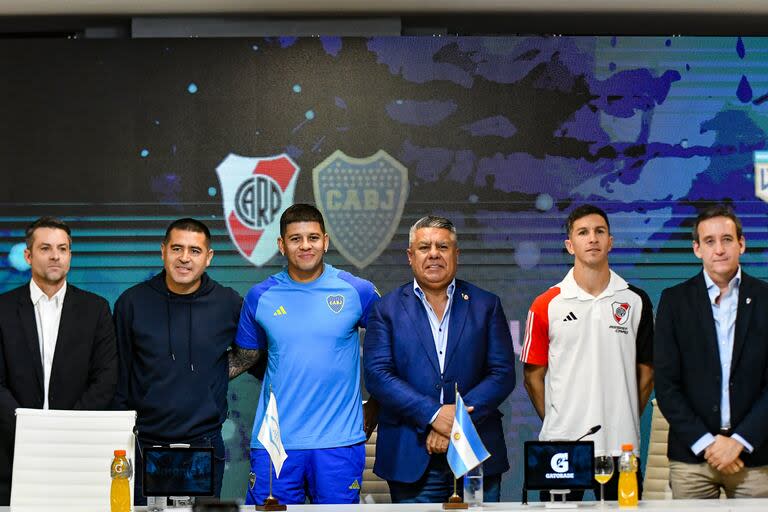 Agustín Calleri, Juan Román Riquelme, Marcos Rojo, Claudio Tapia, Ignacio Fernández e Ignacio Villarroel, durante la conferencia de prensa previa al Superclásico realizada este mediodía en Ezeiza