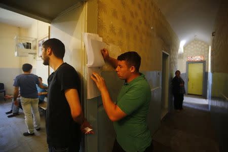 People wait to cast their ballots at a polling station during the parliamentary election in Diyarbakir, Turkey, June 7, 2015. REUTERS/Osman Orsal