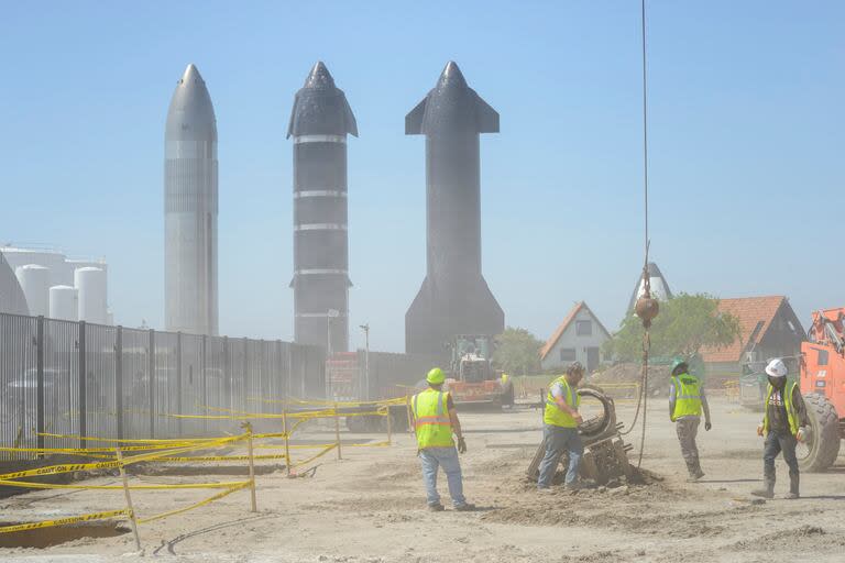 Tres prototipos de Starship detrás de las obras de construcción en las instalaciones de SpaceX en Boca Chica, Texas, el 23 de marzo de 2024.