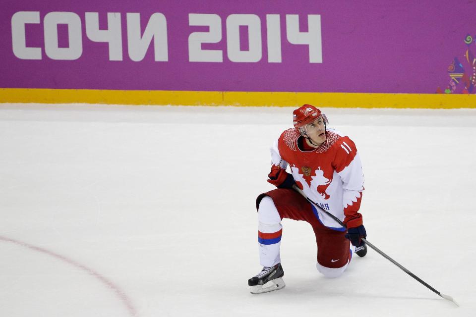 Russia forward Yevgeni Malkin looks up at the scoreboard after men's quarterfinal hockey game against Finland in Bolshoy Arena at the 2014 Winter Olympics, Wednesday, Feb. 19, 2014, in Sochi, Russia. Finland defeated Russia 3-1. (AP Photo/David J. Phillip )