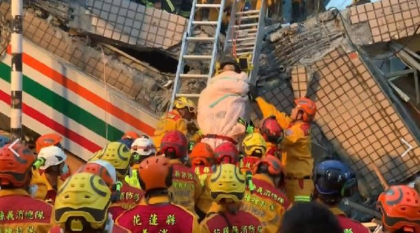 6.8強震！花蓮玉里超商倒塌「3樓變1樓」　受困4人順利救出