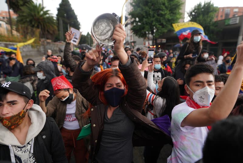 Manifestantes protestan contra el Gobierno del presidente colombiano, Iván Duque, en Bogotá