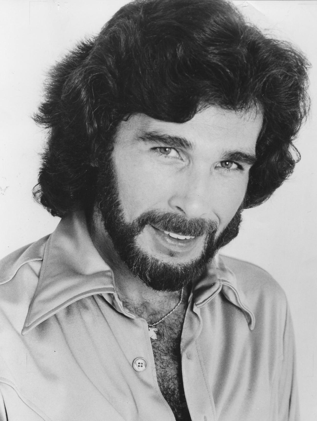 Singer Eddie Rabbitt takes a studio portrait in 1980.
