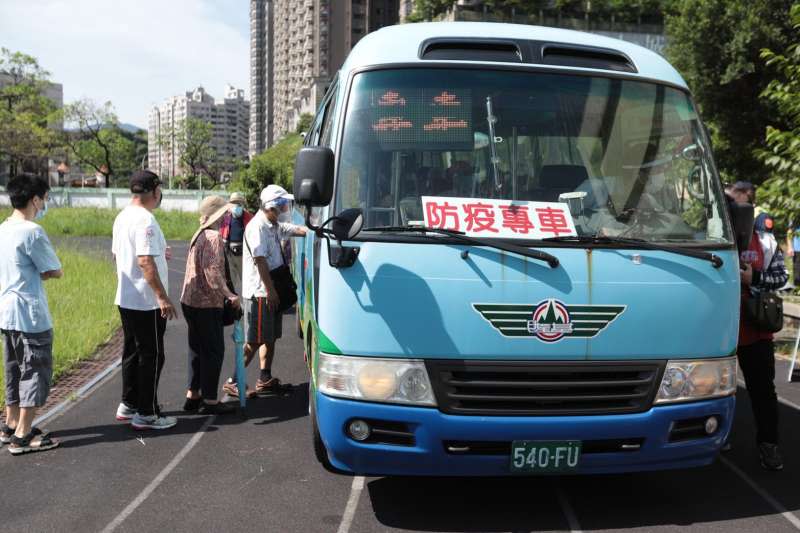 20210615-基隆市15日起全面提供85歲以上長者施打新冠疫苗，市長林右昌上午特別前往建德國小等施打站視察。（基隆市政府提供）