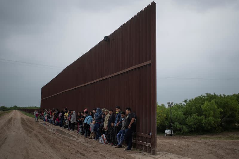 Inmigrantes a lo largo del muro fronterizo, en Penitas