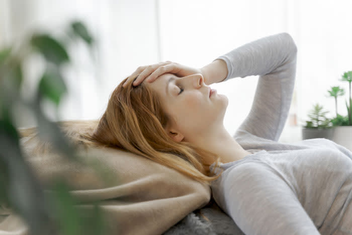 mujer con dolor de cabeza