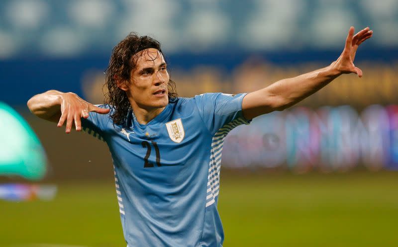 Edison Cavani celebra tras anotar uno de los dos goles con los que Uruguay ganó a Bolivia en Copa América