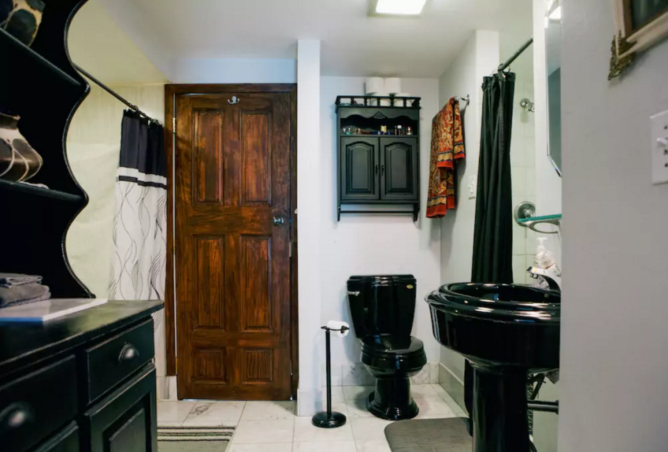 <p>Here’s the bathroom. (Airbnb) </p>