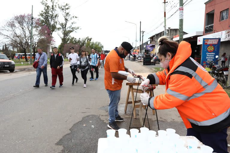 Los puestos de apoyo y sanitarios a los peregrinos brindan alimentos, bebidas y productos médicos a los fieles que van a Luján