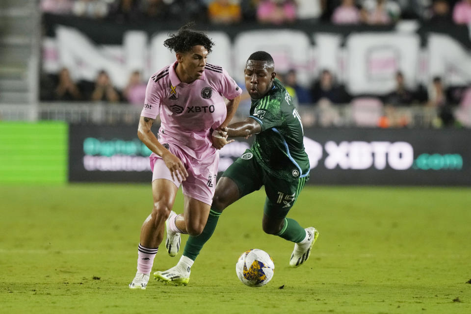 Inter Miami midfielder David Ruiz (41) and New York City midfielder Andrés Perea (15) go after the ball during the first half of an MLS soccer match, Saturday, Sept. 30, 2023, in Fort Lauderdale, Fla. (AP Photo/Marta Lavandier)