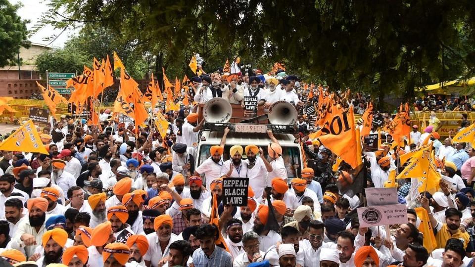 <div class="paragraphs"><p>Shiromani Akali Dal takes out a protest march from Gurdwara Rakab Ganj Sahib to the Parliament building on Friday, 17 September.</p></div>