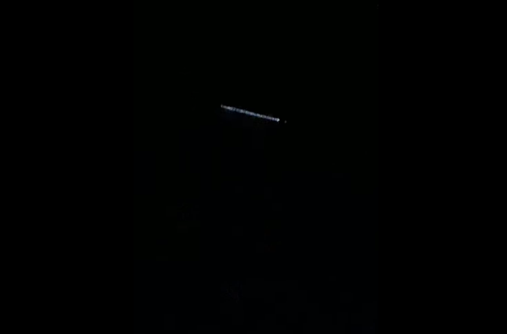 The newly launched Starlink satellites look like this in the sky.