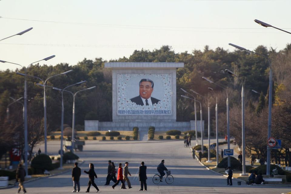<p>Kim Il-sung, Gründer des nordkoreanischen Staates, lächelt dem Besucher überall im Land gütig entgegen. (Bild: Feng Li/Getty Images)</p> 