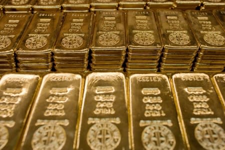 Gold dips in Asia