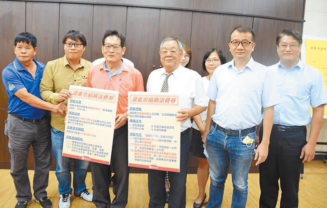 屏東市公所將於年底發放每位市民500元消費券，估計20萬人受惠。（林和生攝）