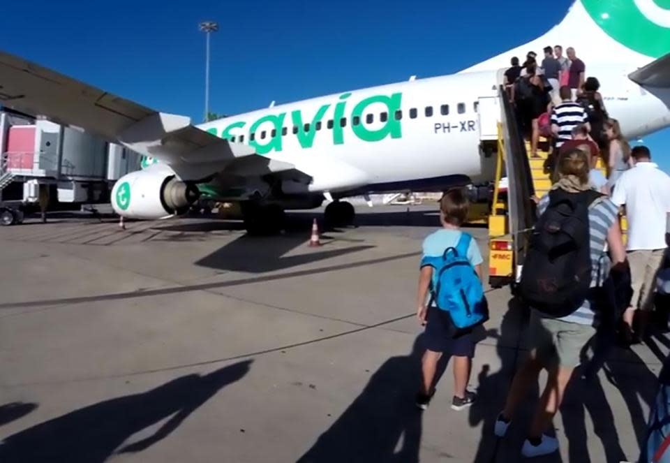 ▲泛航航空（ Transavia ）一架原訂由荷蘭飛往西班牙大加那利島（ Gran Canaria ）的航班，在飛行途中緊急轉降葡萄牙，原因竟是機上一名男子的體臭過於嚴重，讓同機乘客不適。（圖／翻攝自太陽報）