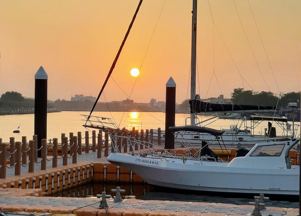 台南有古蹟、美食、溫泉、生態及美麗景致，圖為安平漁港夕照。（記者羅玉如攝）