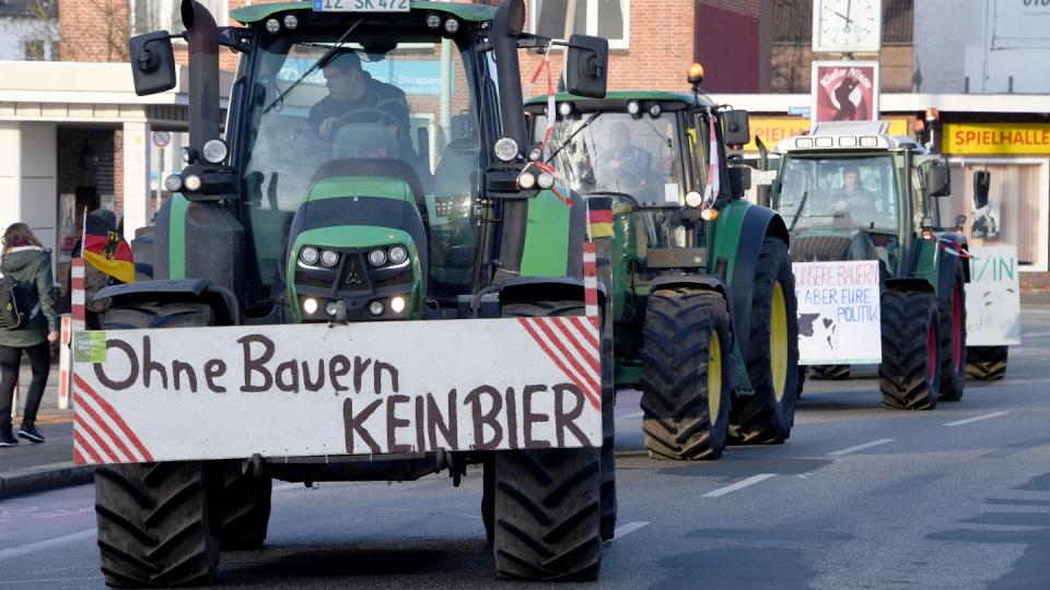 Schlagendes Argument: Landwirte nach einer Sternfahrt in Kiel. An einem Trecker warnt ein Schild mit der Aufschrift «Ohne Bauern KEIN BIER».