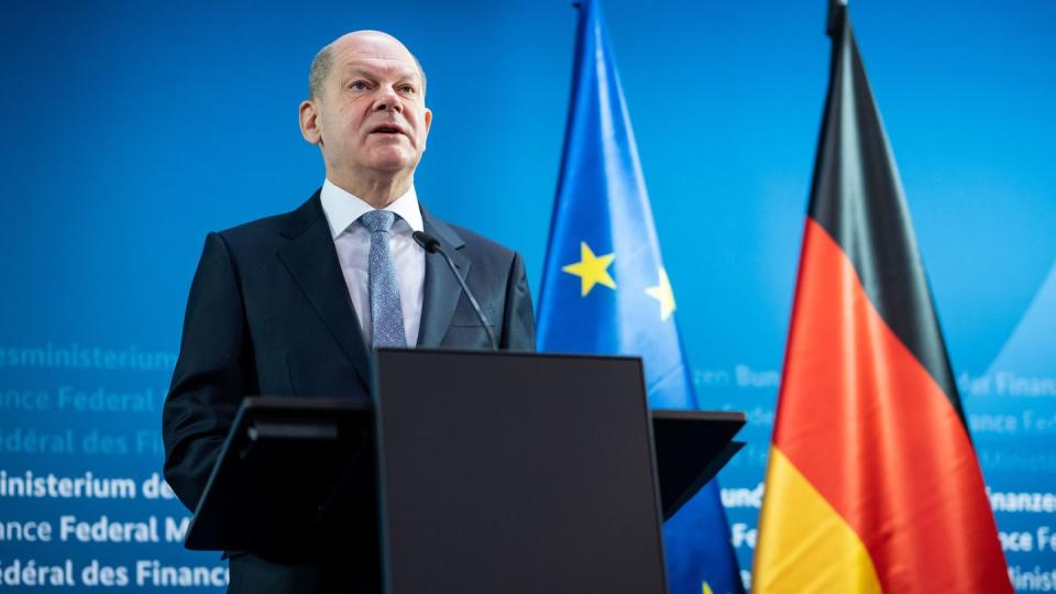 Olaf Scholz (SPD), Bundesfinanzminister, äußert sich vor den informellen Videokonferenzen der Eurogruppe sowie der EU-Wirtschafts- und Finanzminister im Bundesministerium der Finanzen.