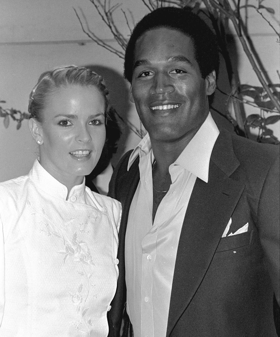 ARCHIVO - En esta fotografía de archivo del 6 de mayo de 1980, el ex astro del fútbol americano de la NFL O.J. Simpson y su amiga Nicole Brown en una fiesta en la sección de Beverly Hills de Los Ángeles. O.J. Simpson, el laureado astro del fútbol americano y actor de Hollywood que fue absuelto de los cargos de doble asesinato de su exesposa y su amigo, pero luego declarado responsable en un juicio civil aparte, ha fallecido. Tenía 76 años. (Foto AP/Nick Ut, archivo)