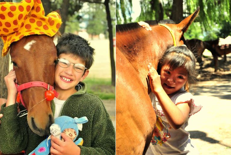 Francisco y Cocó, Carla y Gardel, en la fundación Equinoterapia del Azul