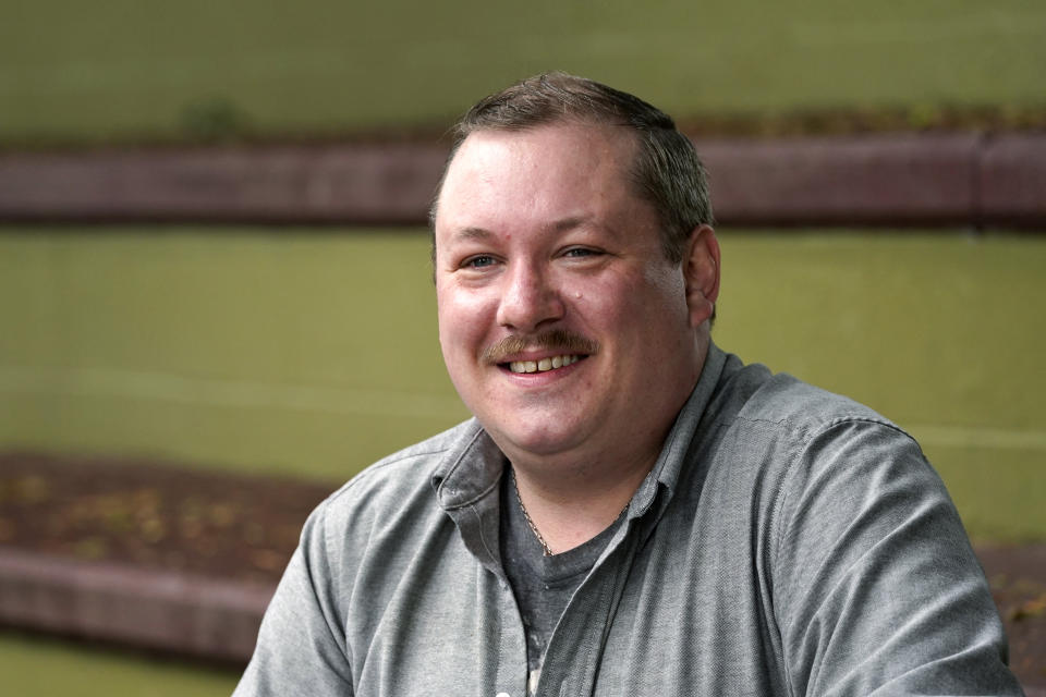 Nate Mullins, quien dejó su trabajo como barman tras pelearse con sus patrones en torno al uso de barbijos, posa para una foto en Mount Vernon, estado de Washington, el 17 de mayo del 2021. Dice que, una vez pasada la pandemia del coronavirus, buscará un empleo que ofrezca seguro médico y beneficios jubilatorios. (AP Photo/Elaine Thompson)