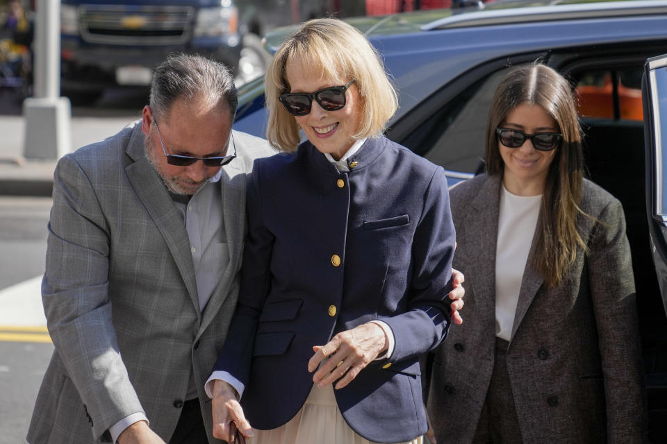 La ex columnista de una revista, E. Jean Carroll, llega a una corte federal en Manhattan, el lunes 1 de mayo de 2023, en Nueva York. (AP Foto/John Minchillo)