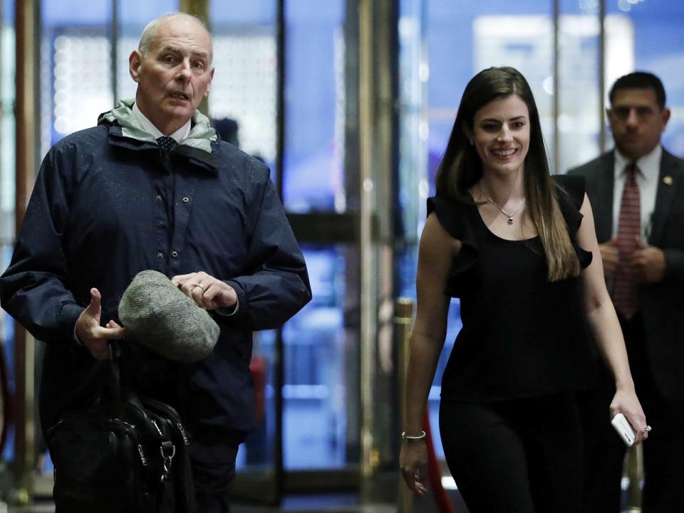 El general John Kelly junto Madeleine Westerhout al llegar a una reunión en la Torre Trump en noviembre de 2016. Kelly se convirtió en secretario de Seguridad Nacional y luego en jefe de personal de Trump. REUTERS/Lucas Jackson/File Photo