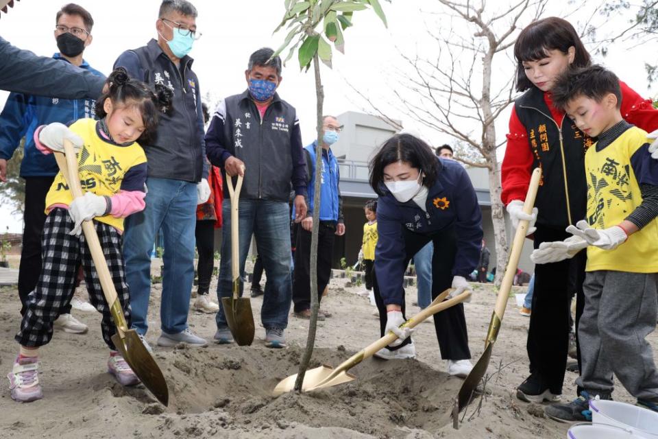 雲縣減碳生活行動，啟動全境植樹預計目標十二公頃。（記者陳正芬攝）