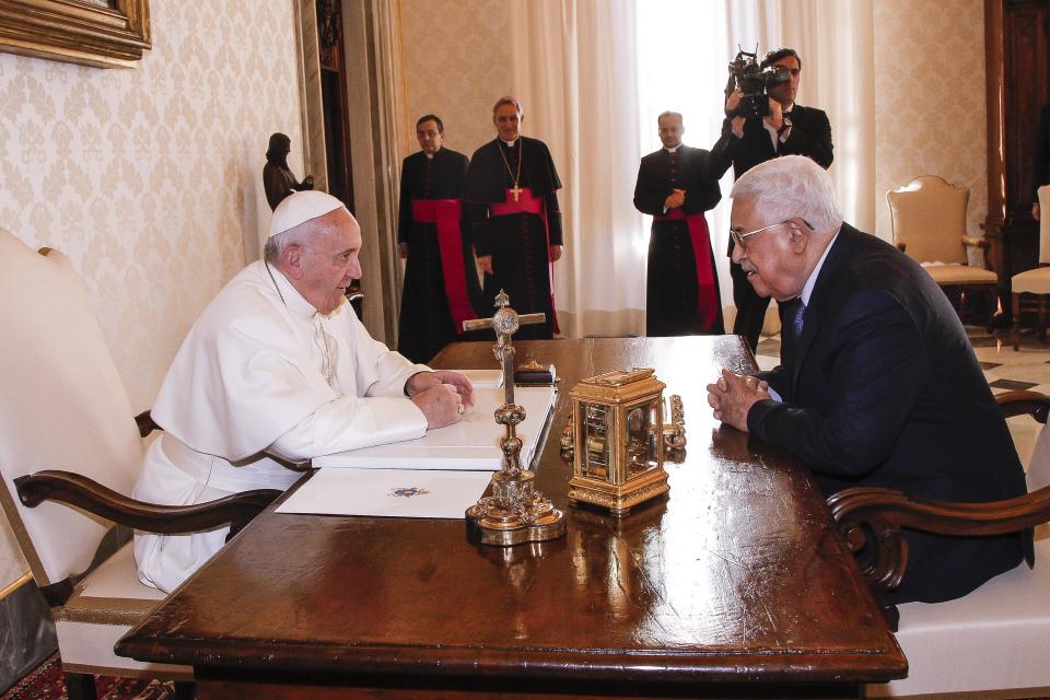 Pope Francis meets with Palestinian President Mahmoud Abbas during a private audience at the Vatican, Saturday, Jan. 14, 2017. (Giuseppe Lami/ANSA pool via AP)