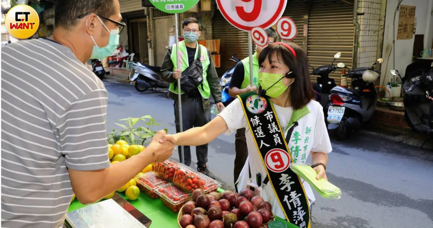 新北市議員李倩萍近日到三重集美市場拜票，支持者爭相歡迎，可見李倩萍超高人氣。（圖／方萬民攝）