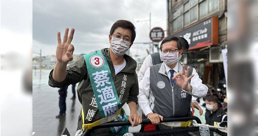 民進黨基隆市長候選人蔡適應由桃園市長鄭文燦陪同車隊掃街，並宣傳「首都通1200」納入國道客運、台鐵列車的政見。（圖／蔡適應辦公室提供）