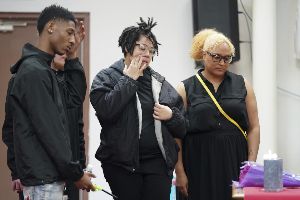 Varias personas participan en una vigilia en honor de un grupo de estadounidenses secuestrados recientemente en México, en un templo de Word of God Ministries, el miércoles 8 de marzo de 2023, en Scranton, Carolina del Sur. (AP Foto/Sean Rayford)