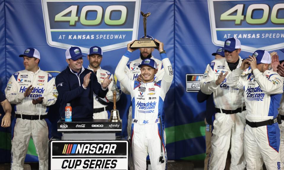 5 de mayo de 2024; Kansas City, Kansas, Estados Unidos; El piloto de la Copa NASCAR Kyle Larson (5) celebra después de ganar la Advent Health 400 en el Kansas Speedway. Crédito obligatorio: Reese Strickland-USA TODAY Deportes