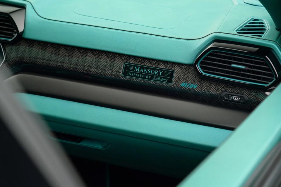 在車內外都可看到特殊字樣的銘牌，上面標明了01/09的數字，代表這部車是Mansory Urus Venatus S限量9輛中的第1輛。