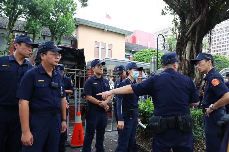 民團集結立法院外反濫權　警力戒備 「公民反國會濫權，重返立法院集結」行動20日邁入 第2天，超過50個公民團體聲援響應，立法院周邊可 見警力戒備。 中央社記者王騰毅攝　113年6月20日 