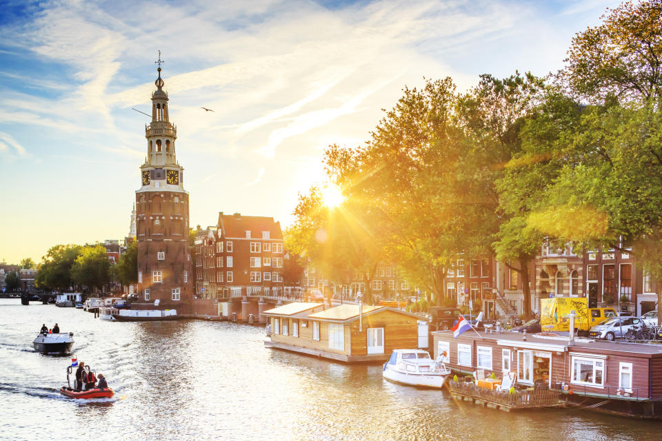 Botes y casas flotantes en un canal de Amsterdam. Foto: Getty Images.