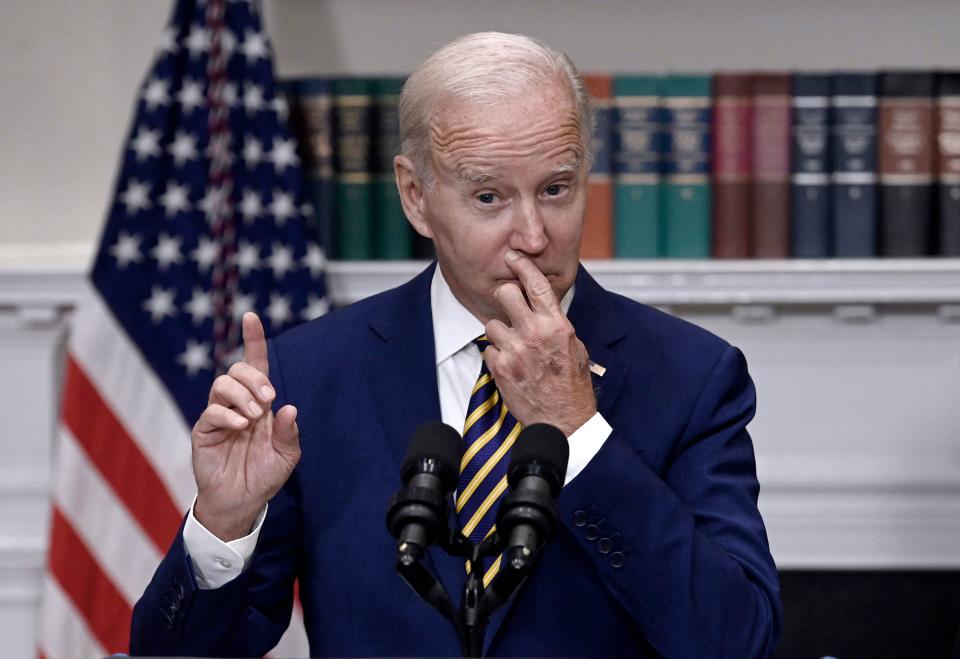 Thawj Tswj Hwm Joe Biden tshaj tawm cov tub ntxhais kawm qiv nyiaj rau lub Yim Hli 24, 2022, hauv Roosevelt Room ntawm Tsev Dawb hauv Washington, DC. - Biden tshaj tawm tias feem ntau Asmeskas cov tub ntxhais kawm tiav tsev kawm ntawv tseem tab tom sim them cov tub ntxhais kawm qiv nyiaj yuav tau txais $ 10,000 kev pab cuam los daws qhov mob taub hau ntau xyoo ntawm cov nuj nqis kev kawm loj thoob plaws tebchaws. (Duab los ntawm OLIVIER DOULIERY / AFP) (Duab los ntawm OLIVIER DOULIERY / AFP ntawm Getty Images)