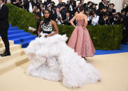 <p>Am 30. April findet die legendäre MET Museum Costume Institute Benefit Gala (MET) statt, bei der sich das Who is Who der Mode- und Unterhaltungswelt versammelt. In diesem Jahr steht das Event unter dem Motto „Fashion and Religion“ und hat gleich drei Ehren-Gastgeberinnen: Rechtsanwältin Amal Clooney, Designerin Donatella Versace und Sängerin Rihanna.<br> (Bild: Invision/AP Photo) </p>