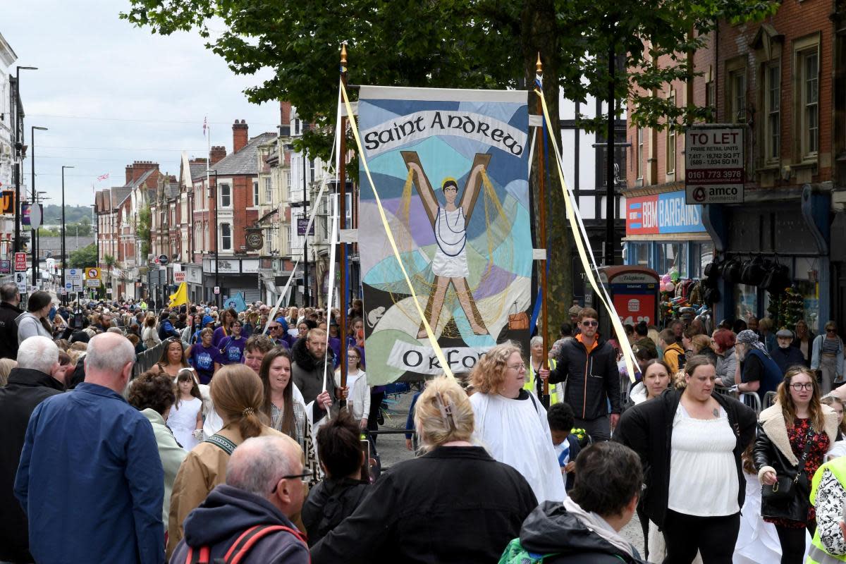 Crowds gathered in the town centre to watch Warrington Walking Day <i>(Image: Dave Gillespie)</i>