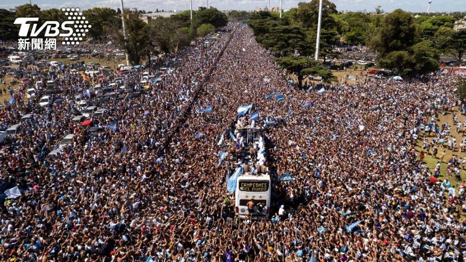 阿根廷首都人山人海，足球隊搭乘的巴士幾乎動彈不得。（圖／達志影像美聯社）