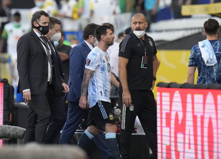 El argentino Lionel Messi abandona el campo durante la primera mitad de su partido de clasificación contra Brasil para la Copa Mundial de la FIFA Qatar 2022 en el estadio Neo Química Arena en Sao Paulo, Brasil, el domingo 5 de septiembre de 2021.